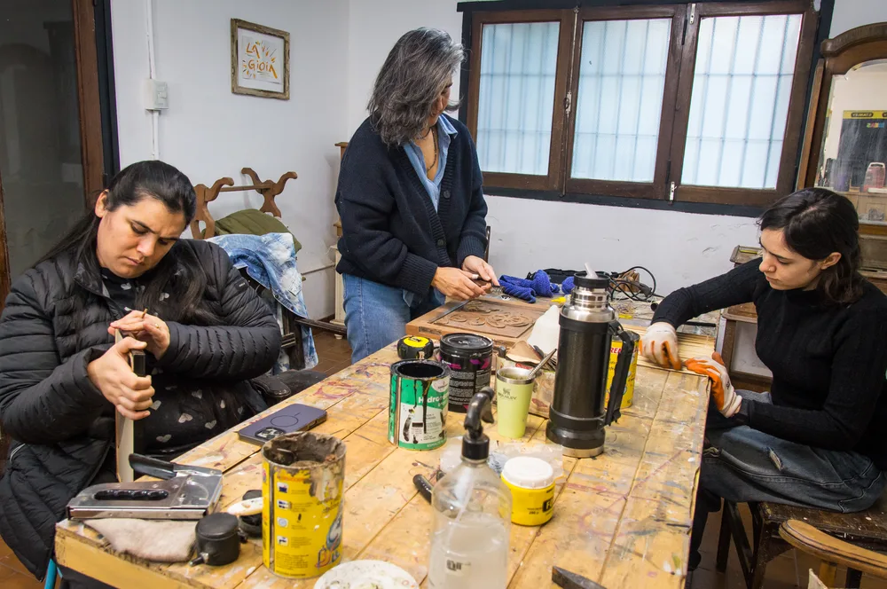 Restauración y encolado estructural de una silla de madera antigua.