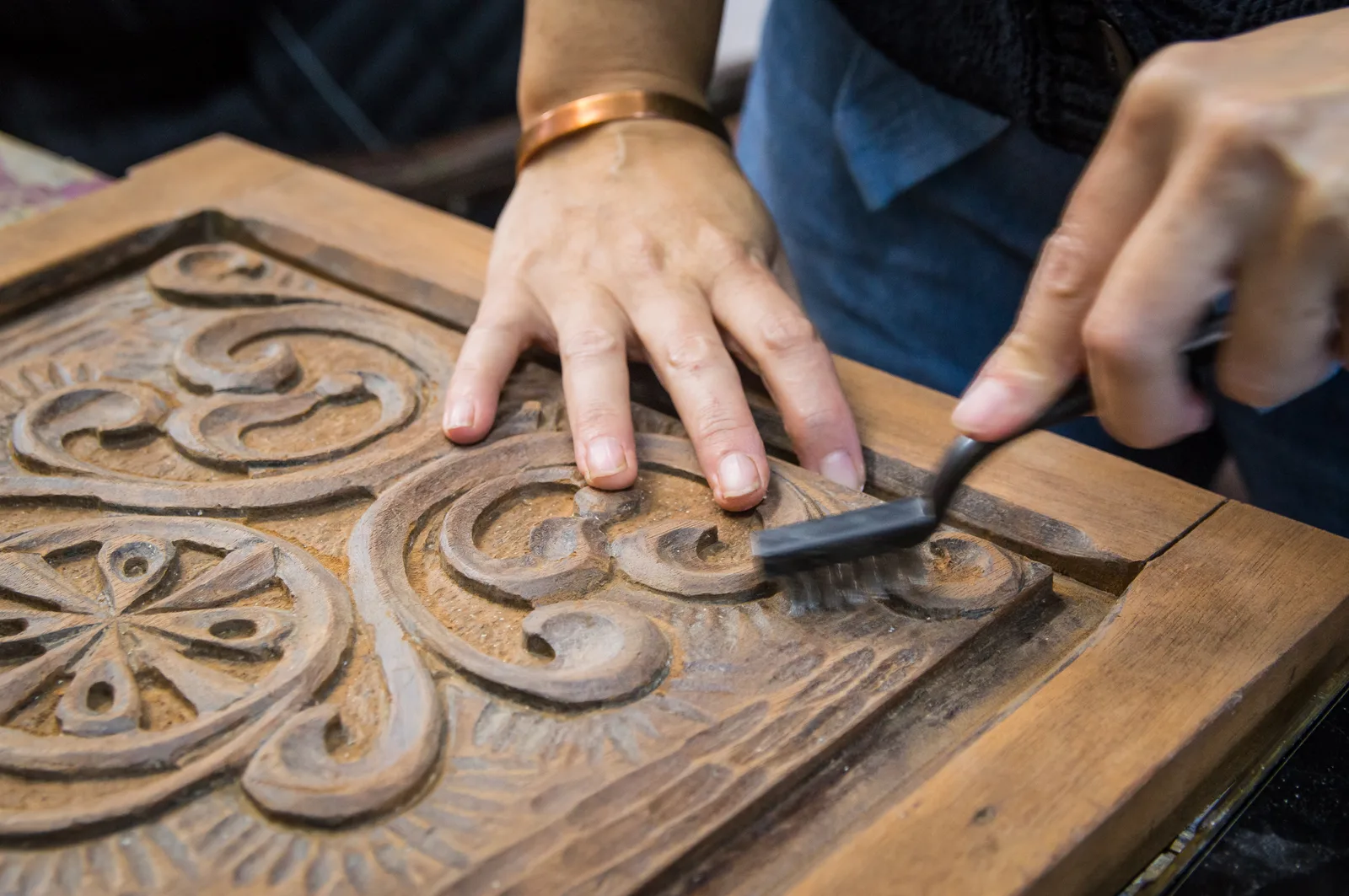 Textura de madera natural restaurada en el taller de restauración de Ana Palavecino.